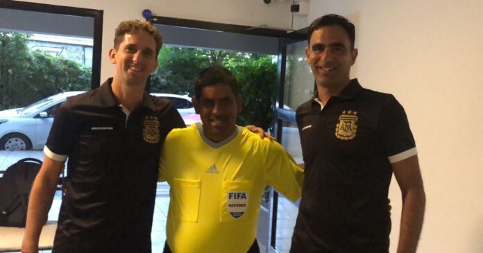 Cómo fue el emotivo encuentro entre "el árbitro de Villa Urquiza" y su ídolo: "Me hicieron el tipo más feliz"