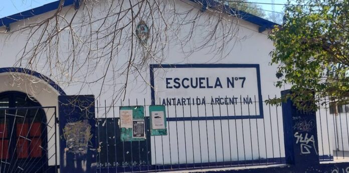 El portero de una escuela en La Reja fue detenido acusado de abuso sexual contra una menor