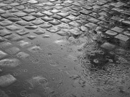 Un charco en una esquina