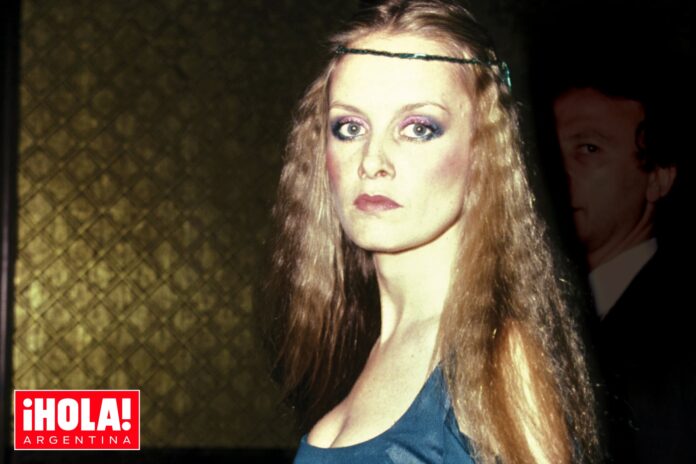 Tiene 76 años, fue modelo y se hizo famosa en todo el mundo por su corte de pelo; hoy es abuela y sigue posando para las cámaras