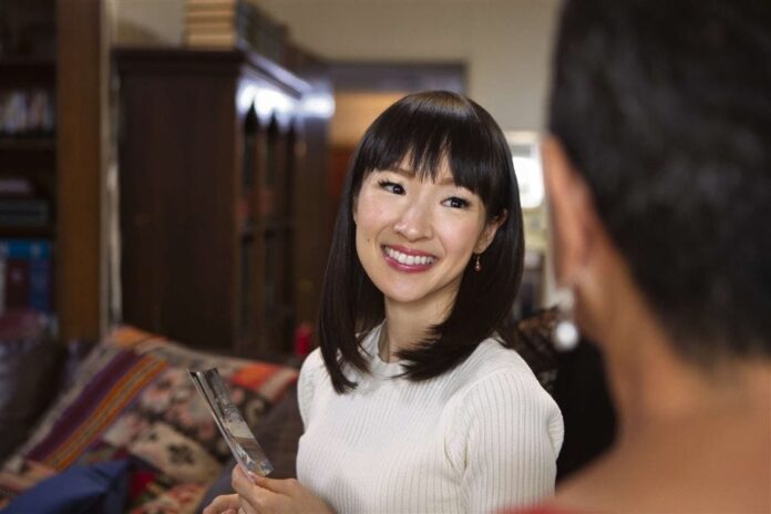 Marie Kondo: “La gente que no corta las etiquetas de la ropa se equivoca, quítalas de inmediato por este particular motivo”