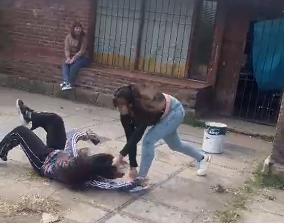 Patadas, trompadas y videos virales: dos ataques brutales entre alumnos pusieron en alerta a Mar del Plata