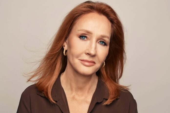 El curioso tuit de J. K. Rowling a una madre que leía Harry Potter en un tren rumbo a Escocia: “Si sos vos...”