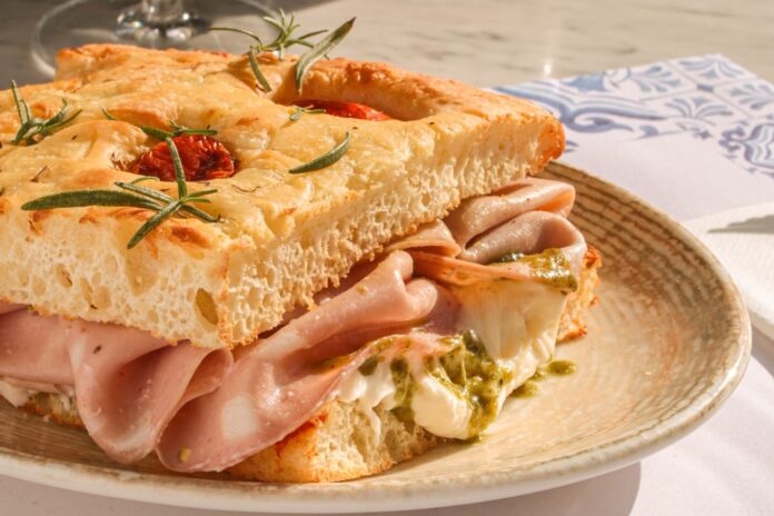 Sándwiches clásicos y nuevas versiones: 10 lugares para disfrutar de una costumbre versátil y rica