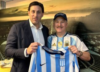 Milito le llevó la camiseta de Racing al embajador de Estados Unidos antes del partido con Botafogo