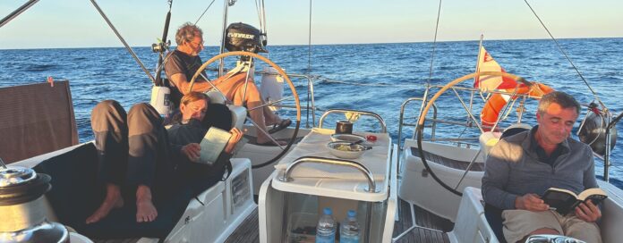 Hizo una travesía épica que soñó hace 48 años, sobrevivió al mar y a las orcas: “Sentía los golpes en el casco”