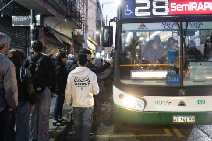 Tras la reunión entre el Gobierno y las empresas de colectivos, algunas líneas comienzan a normalizarse en el AMBA
