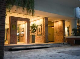 El hijo de una de las financistas fue quien reservó el departamento que después compró Adorni