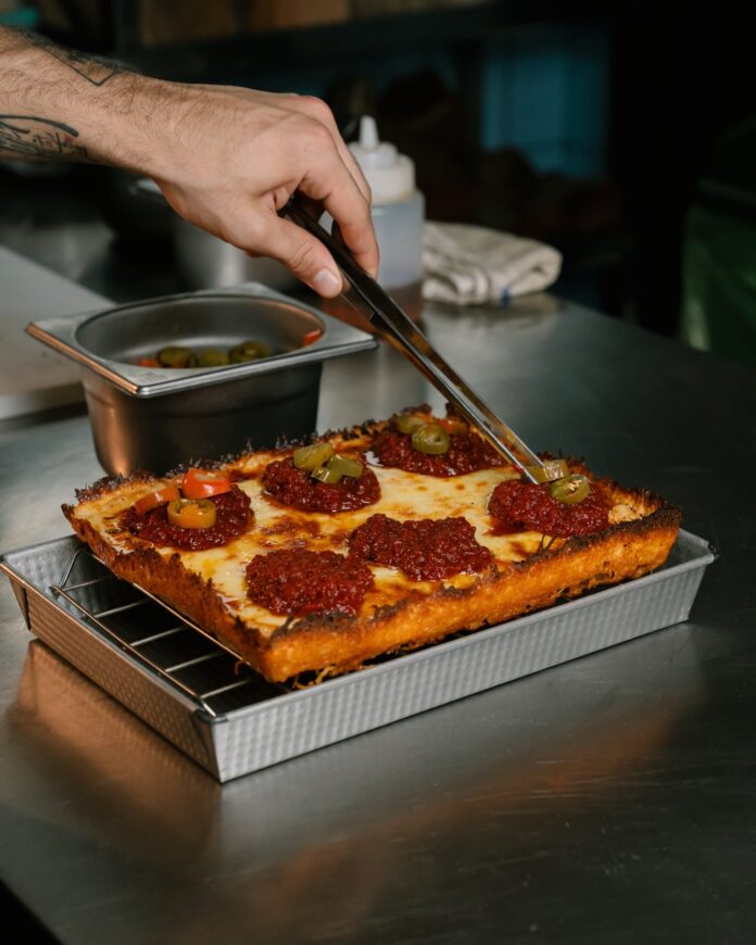 Pizza Detroit con cerveza libre, locro con vino y un pop-up de pesca