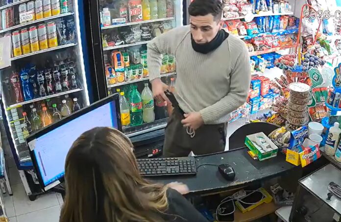 El video del policía que entró a robar un kiosco en pleno centro de Lanús