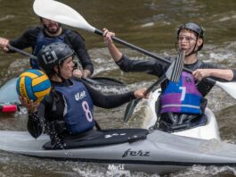 Qué es el kayak polo: el deporte que combina la estrategia y el vértigo del agua