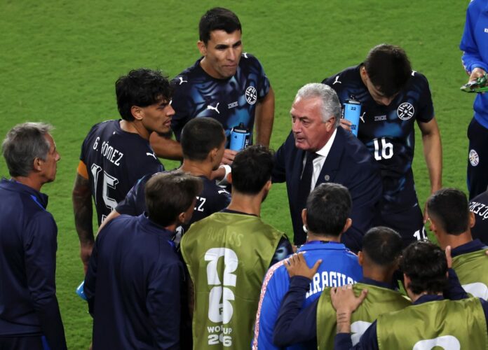 Paraguay aguantó con uno menos ante Turquía y se llevó un triunfo clave