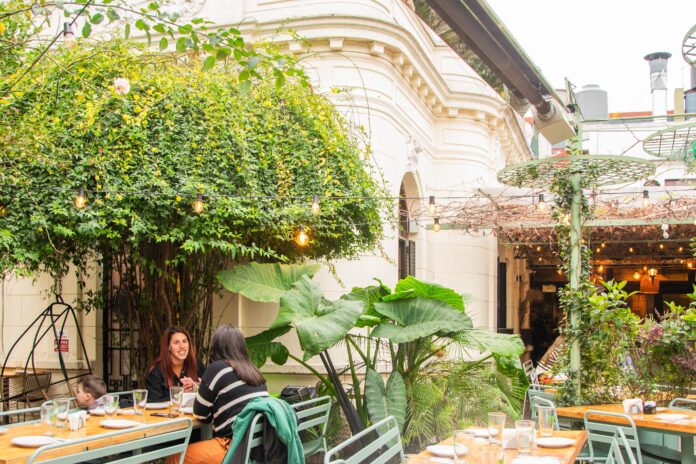 Quería un bar en el barrio de su infancia y recicló una histórica casona con jardín: “Podés perderte por un rato”