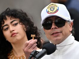 Petro extiende sus cuestionamientos al balotaje en Colombia y compara el proceso con el de Perú