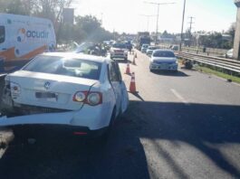 Un auto que iba marcha atrás por Panamericana provocó un insólito accidente