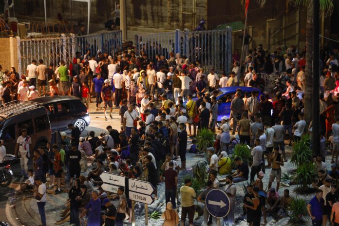 La noche en Ceuta tras el ingreso masivo de migrantes: refugios colapsados y tensión con la policía