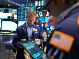 El riesgo país trepa hasta los 420 puntos y el dólar se vende a $1500