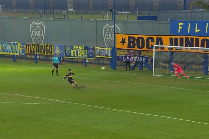 El insólito penal que erró un jugador de la reserva de Boca: pasto levantado y derrota con River