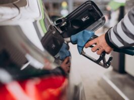Mónica Marí, encargada de una estación de servicio: “Muchos conductores creen que el combustible más caro es mejor, pero no siempre es así”