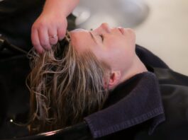 El “lavado inverso”: por qué los expertos recomiendan ponerse primero el acondicionador y después el shampoo