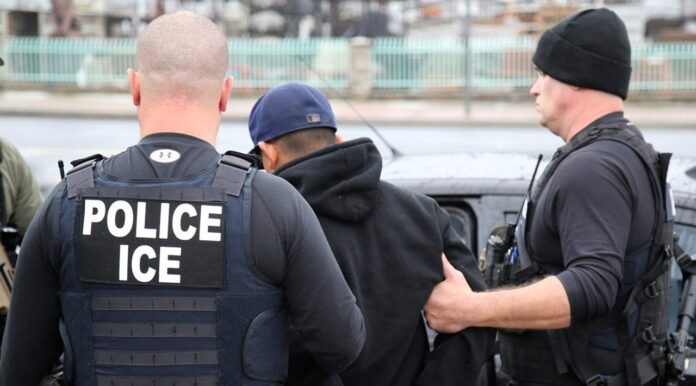 Trump y el secretario de Seguridad “están de acuerdo” en reanudar controles de tránsito de ICE