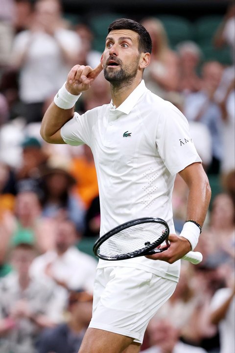 Novak Djokovic le ganó a Tsitsipas y clasificó a la tercera ronda de Wimbledon