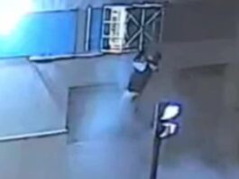 Quiso robar caños de cobre de un equipo de aire acondicionado, lo vieron por una cámara y fue detenido