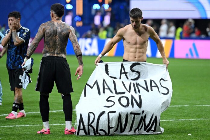 La FIFA anunció que investigará la bandera de Malvinas que desplegaron los jugadores de la selección argentina