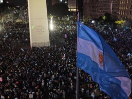 Una multitud de hinchas festeja en el Obelisco el pase de Argentina a la semifinal