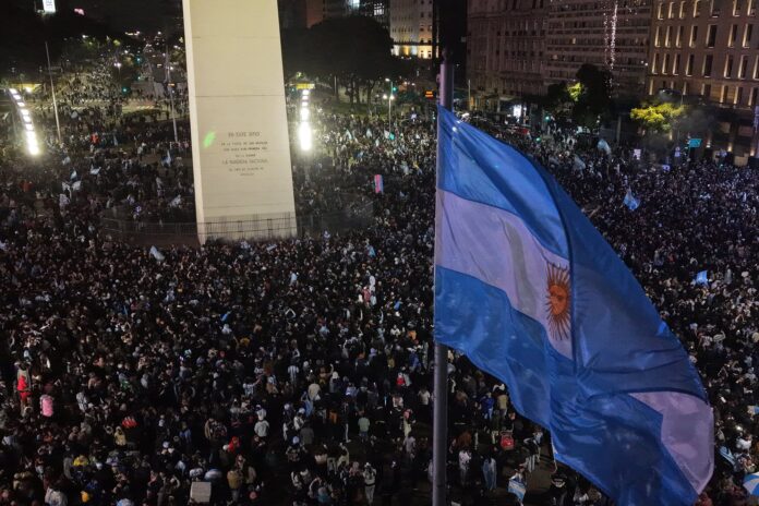 Una multitud de hinchas festeja en el Obelisco el pase de Argentina a la semifinal