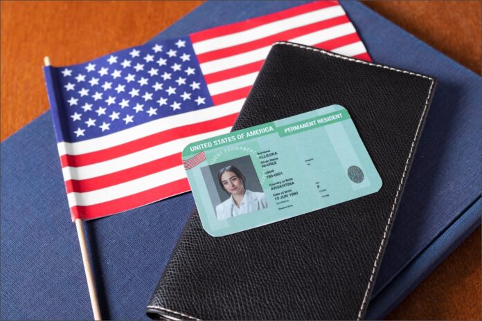 Noticias de Nueva York: la nueva regla sobre green cards que afecta a unos 290 mil migrantes del estado