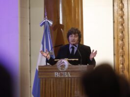 Milei mantuvo un tenso cruce con un espectador en la Bolsa de Comercio: “Tenés una carrera si tanto te gusta hablar, kuka”