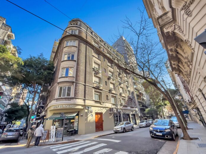 Cómo es el dúplex de Recoleta arriba del departamento de Cristina Kirchner que vuelve a estar en venta