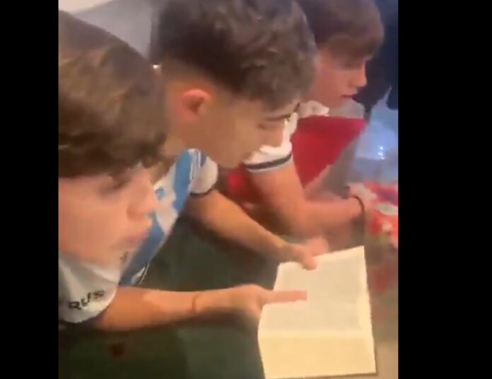 VIDEO: un grupo de amigos miró los últimos minutos de Argentina-Egipto leyendo una Biblia