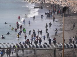Videos: las impactantes imágenes de la masiva llegada de inmigrantes a la costa española de Ceuta