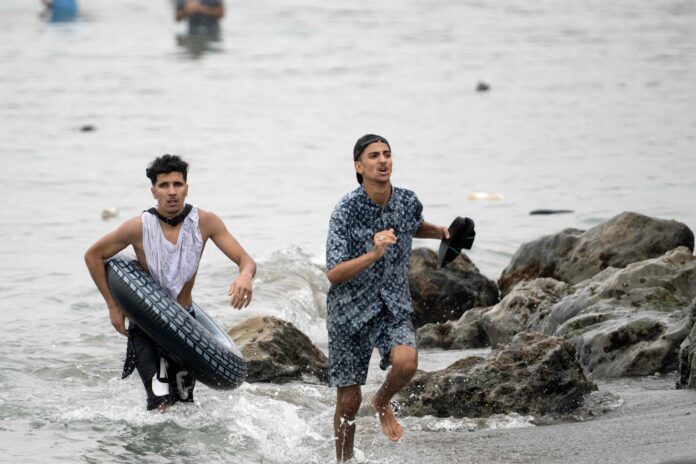 Trump ataca a Sánchez por el caos en Ceuta y advierte que a EE.UU. le pasará lo mismo “en tres años” si vuelven los demócratas