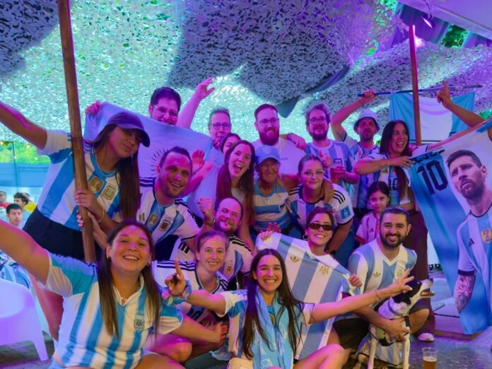 Los argentinos en Suiza organizan asados gigantes y banderazos hasta las tres de la mañana para alentar a la selección desde el país rival