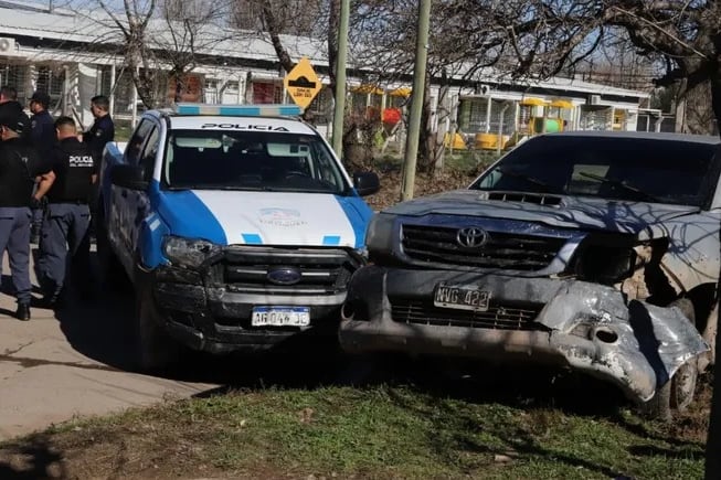 Tiros, fuga marcha atrás, policías heridos, choques y 15 chicos de un jardín en medio de un tiroteo
