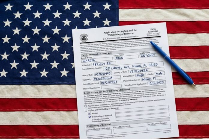 Asilo en EE.UU. en 2026: demandan al Uscis por una regla que podría afectar a 444 mil personas