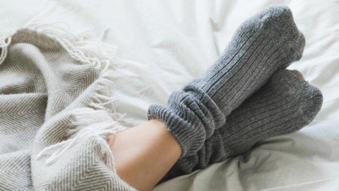 Los psicólogos coinciden: dormir con medias es un hábito vinculado con la estabilidad emocional de la persona