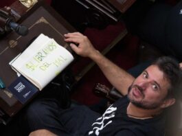 El exabrupto de Grabois en la sesión: “Milei dice que salió el sol mientras llueven soretes”