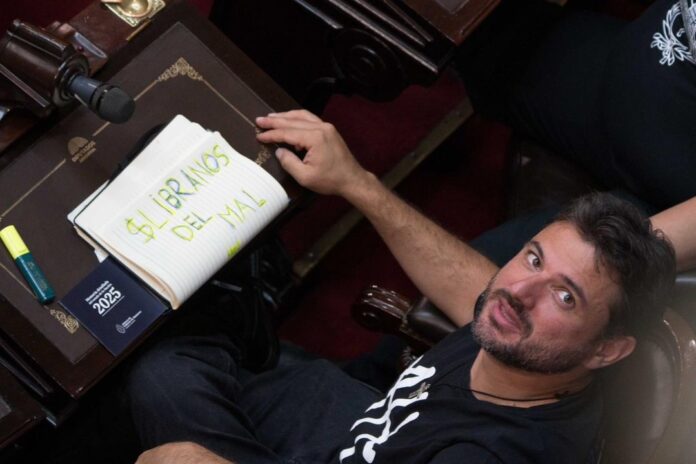 El exabrupto de Grabois en la sesión: “Milei dice que salió el sol mientras llueven soretes”