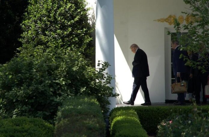 El nivel de aprobación de Trump cae a 33%, señala encuesta