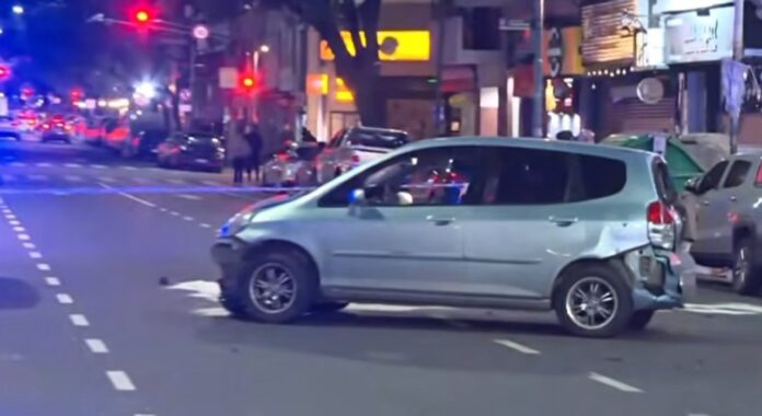 Cruzó en rojo, atropelló a un motociclista y chocó con dos autos: dos heridos