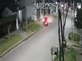 Impactante choque en Quilmes: cruzó la calle de un lado al otro, golpeó contra un local y murió