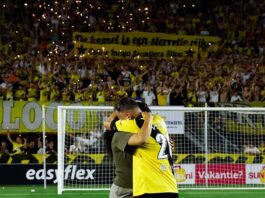 Decidió jugar días después de la muerte de su hija recién nacida y los hinchas le hicieron un sentido homenaje