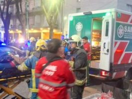 Un tren chocó contra un colectivo a metros de la Bombonera y hay al menos siete heridos