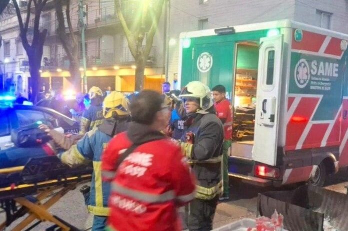 Un tren chocó contra un colectivo a metros de la Bombonera y hay al menos siete heridos