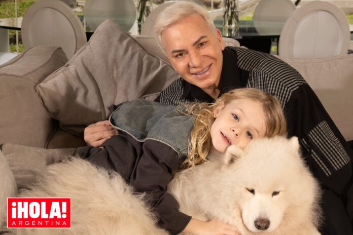 Flavio Mendoza posa en su casa junto a su hijo y habla del abuso que sufrió de chico, la paternidad y el amor: “Se aprovecharon”