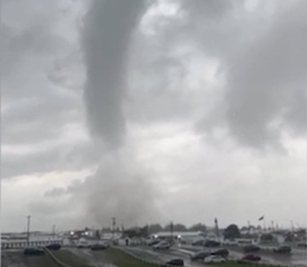 Tormentas en Nueva York: una tromba marina toco tierra y declararon el estado de emergencia